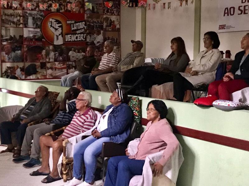 Sessão de Cinema com filme de MAzzaropi e Ateliê Pote da Gratidão agradam aposentados/as
