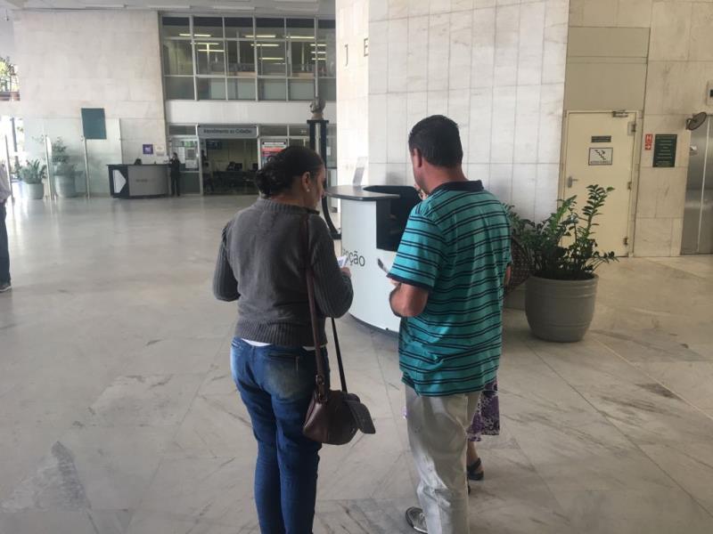 Diretoria do STMC entrega Boletim  informativo no Paço Municipal
