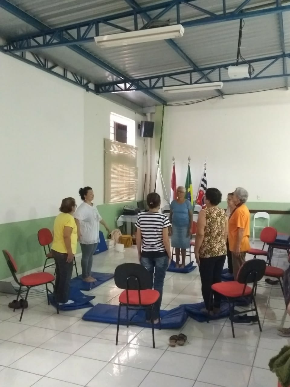 Aula de Yoga ensina diversos tipos de alongamentos