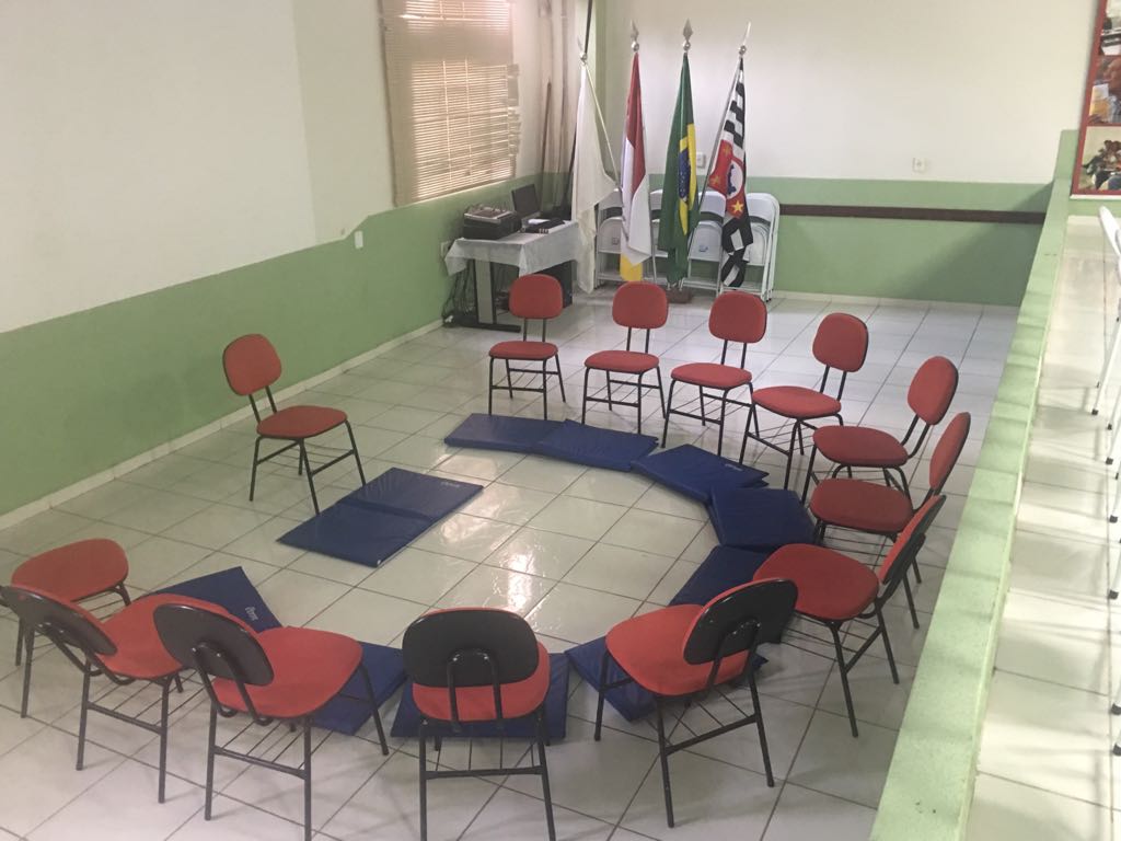 Aula de Yoga ensina diversos tipos de alongamentos
