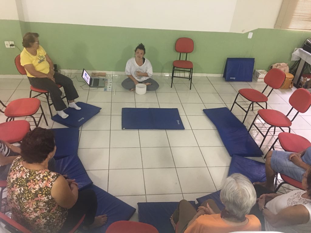 Aula de Yoga ensina diversos tipos de alongamentos
