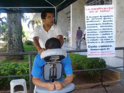 Sindicato presenteia categoria com massagem anti-estresse