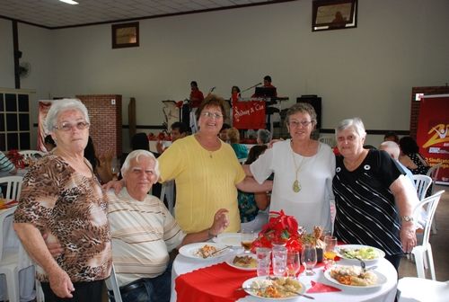 Almoço Dançante reúne aposentados e pensionistas em tarde festiva