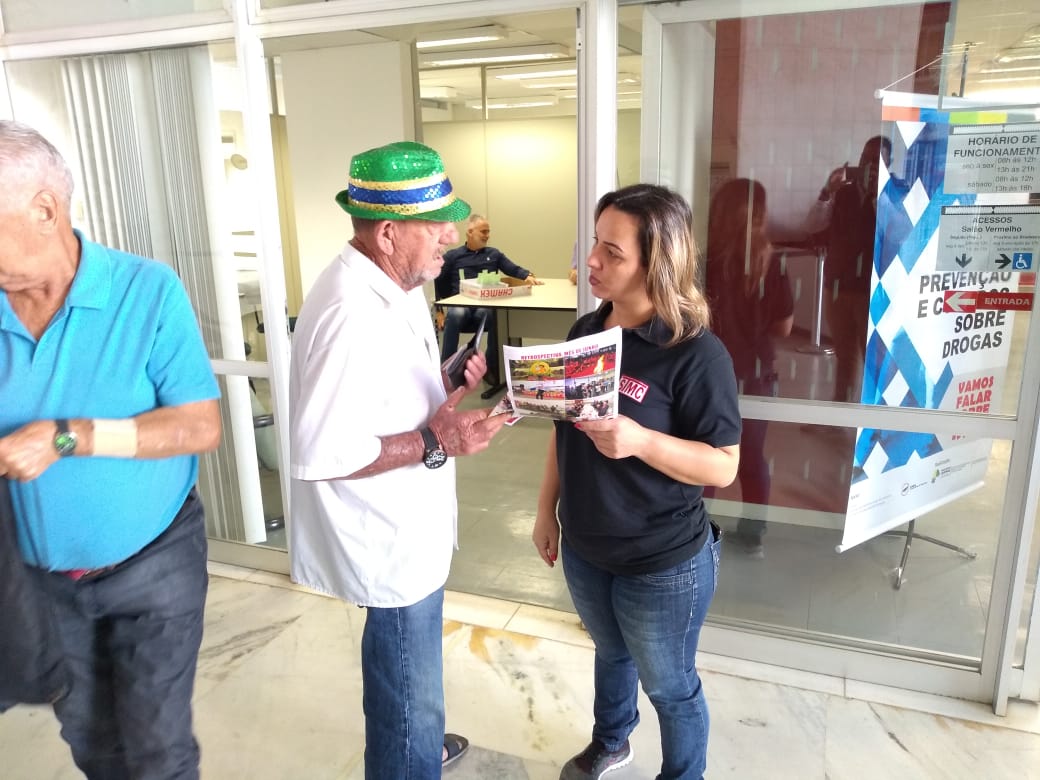 Diretoria entrega boletim informativo no Paço e faz orientações