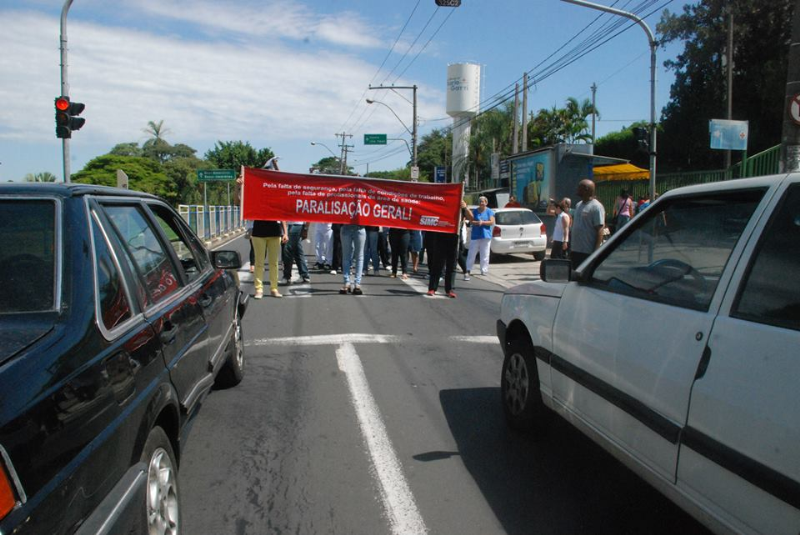 1º dia de paralisação dos servidores do Mário Gatti (17/3/2014)