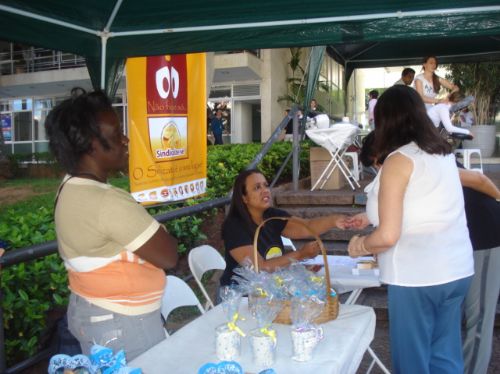 Sindicato presenteia categoria com massagem anti-estresse