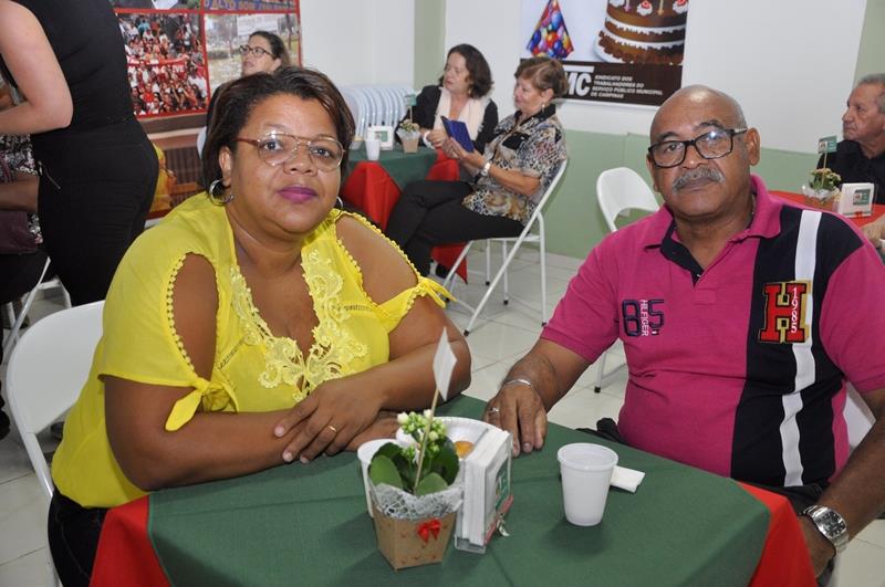 Manhã de aniversário foi com bolo, brigadeiro, música e muita alegria