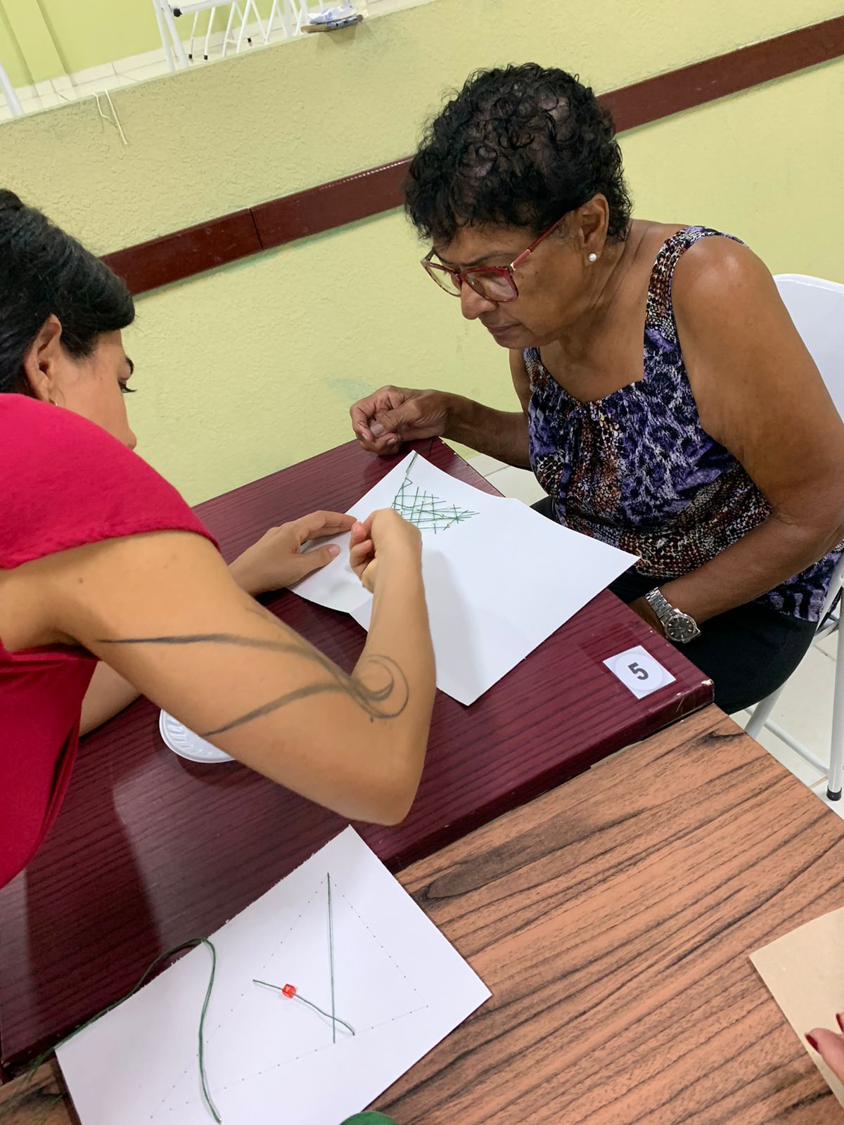 Casa dos Aposentados/as - Ateliê com Marianna: Bordado em Cartões - Novembro de 2023	