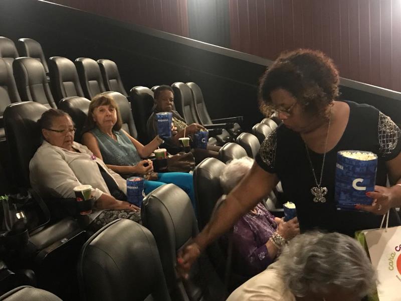STMC no Cinema: Aposentados/as assistem o filme 