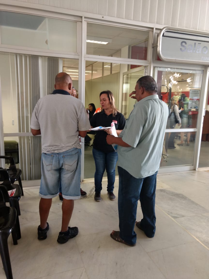 Diretoria entrega boletim informativo no Paço e faz orientações