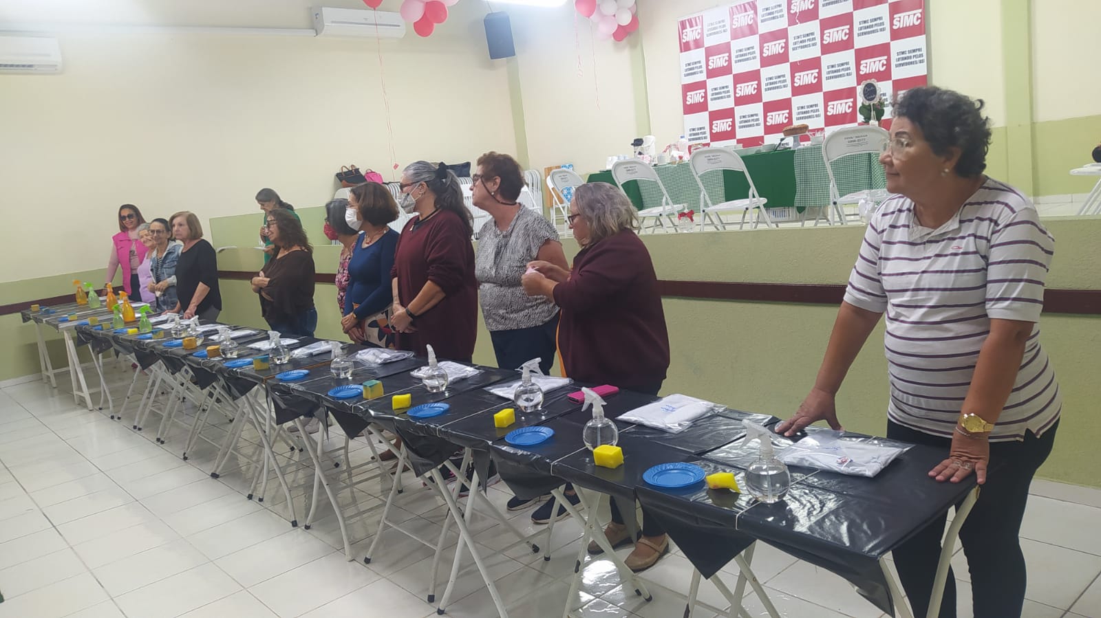 Ateliê de Pintura em Aquarela agita a tarde das aposentadas e pensionistas do STMC